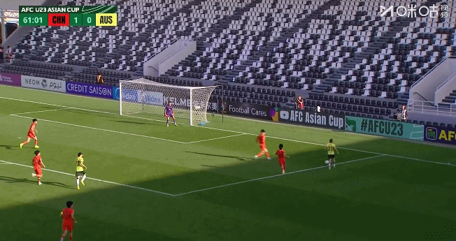 李昊连续神扑，两度化解对方进球，力保国足球门不失。

果然，下半场澳大利亚发起了