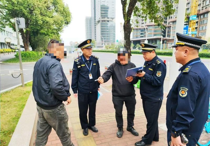 【把“鸡毛蒜皮”当事儿办，居民：多来点，爱看→】一根烟头、一堆杂物、一家商铺门口