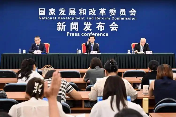 动不动就月薪一两万的住家阿姨，真赚那么多吗？9部门联合出台家政新政，撕开了这行遮