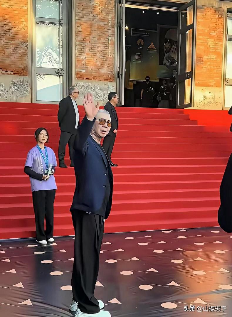 冯小刚16年前说过的话，如今正中眉心，他说瞧不上他的，烦他的，千万别去看他的电影