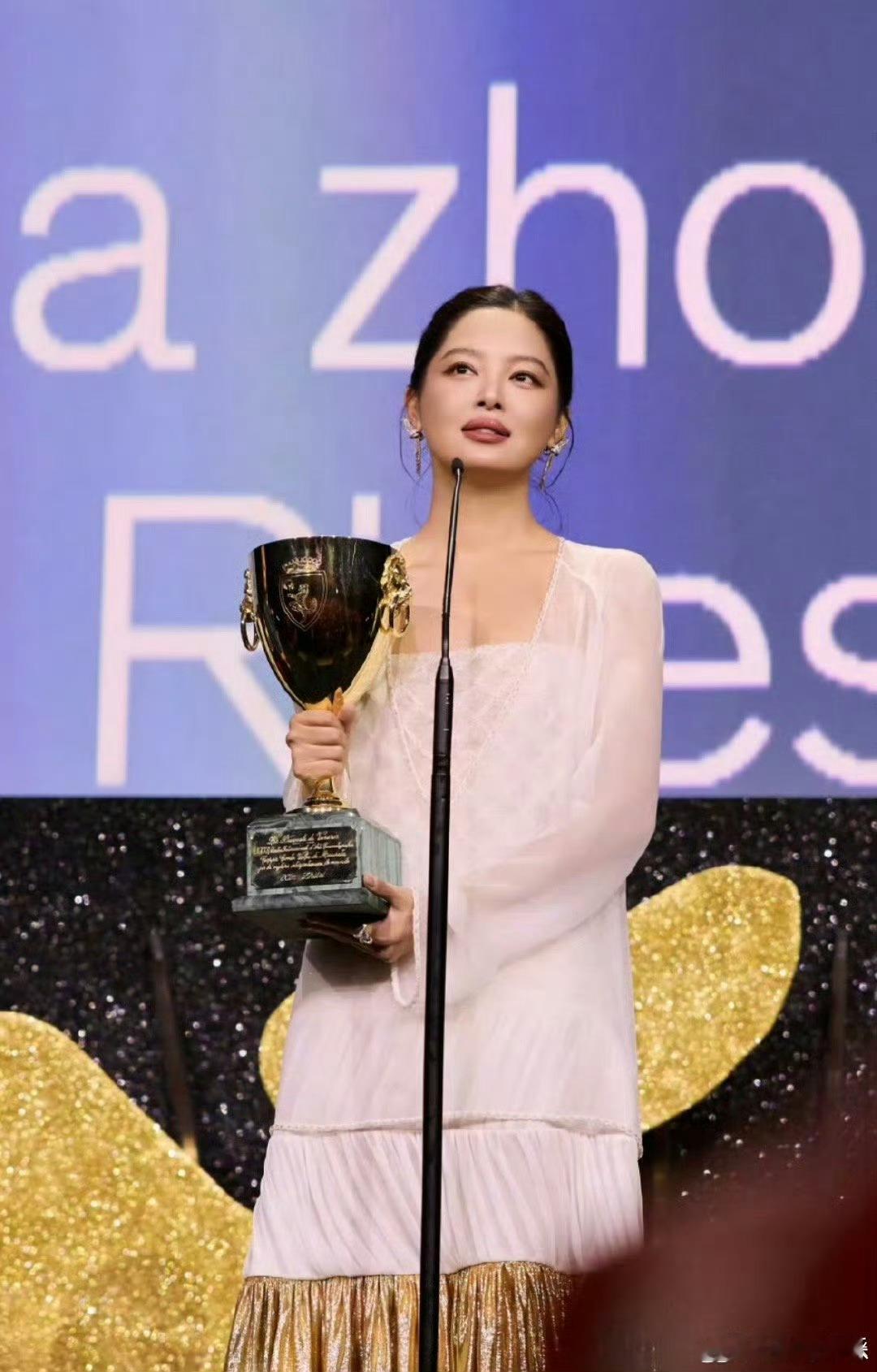 内娱选人天花板 一人追梦破嘲摘影后，一人跨界转型拿导演奖，半生履历写“无关年龄”