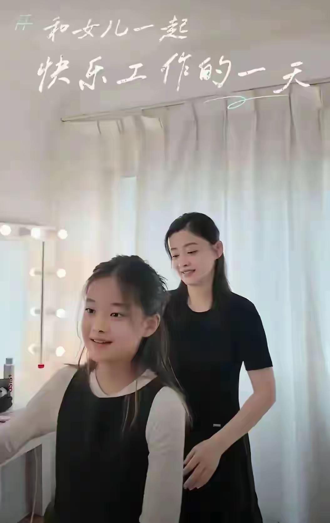 梅婷的女儿长的真像她，好像一个模子刻出来的。
估计这孩子以后发展很好，毕竟随他妈