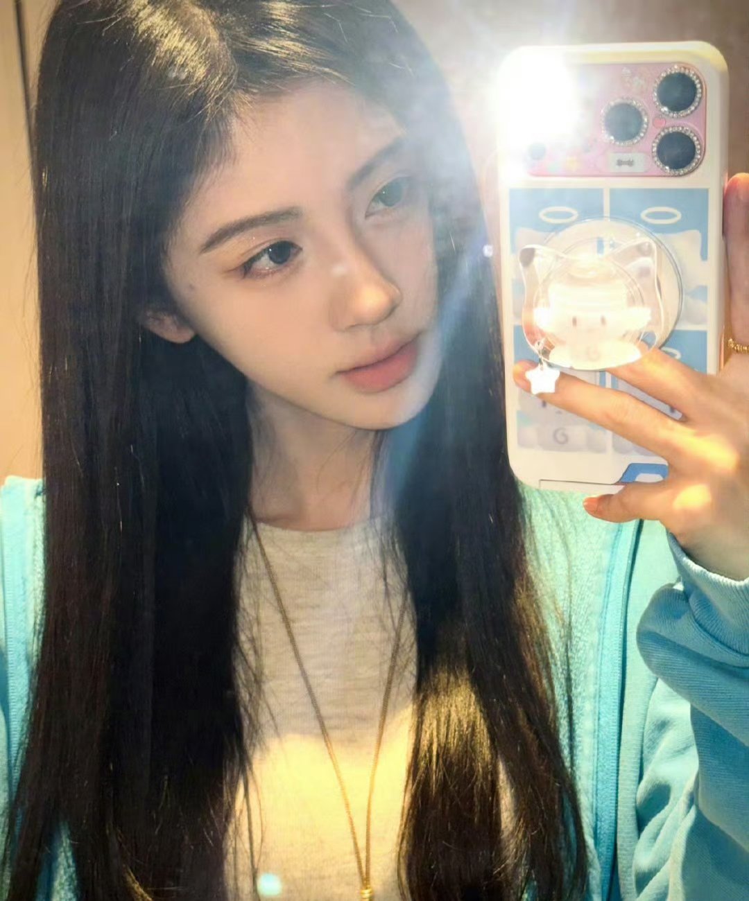 鞠婧祎化淡妆 鞠婧祎的“白开水妆”真的太戳人了，低饱和的灰粉和肉杏色，把清冷易碎