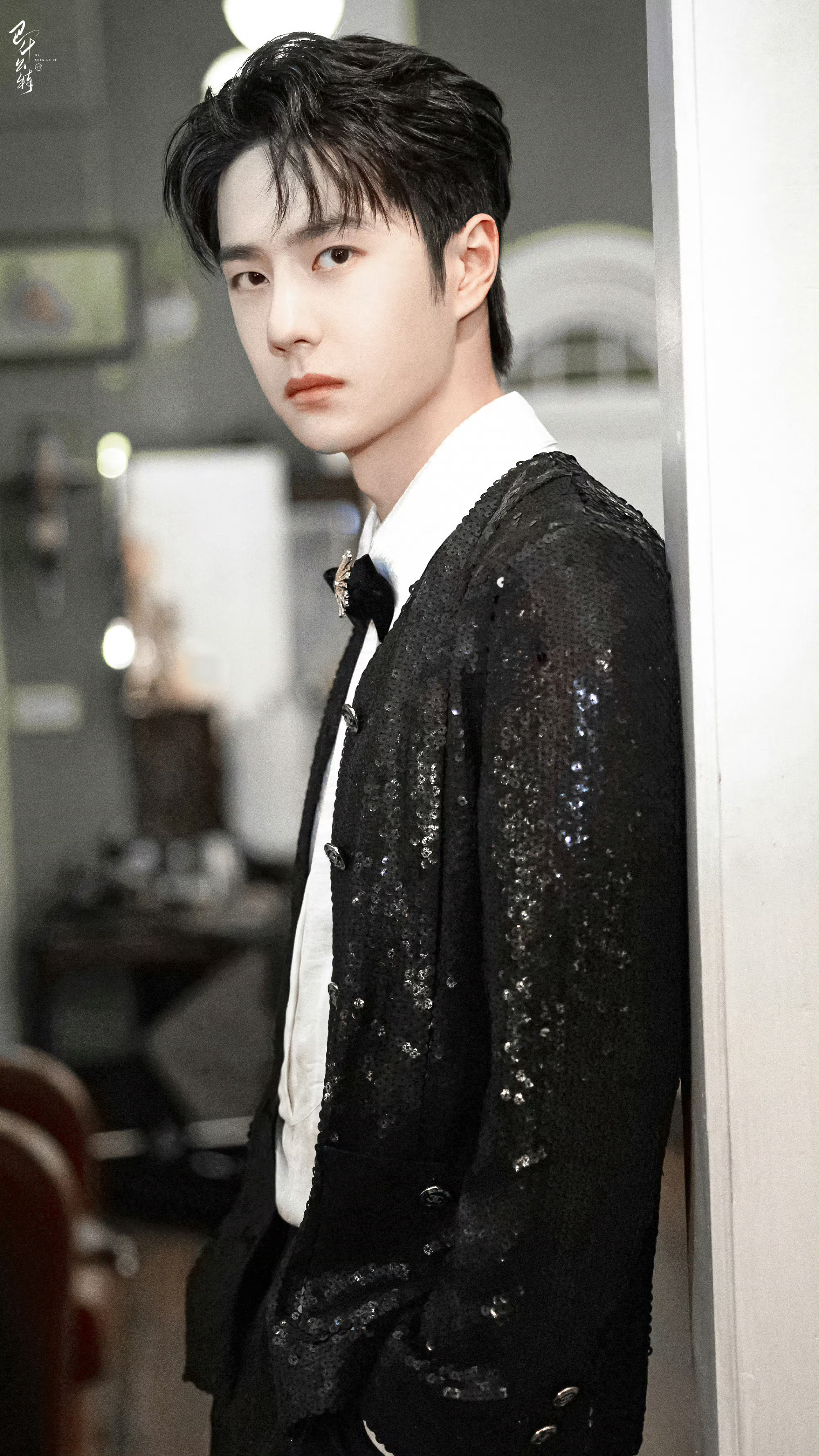 好权威伟大的脸  胸针全是钻 全是钻 衣服好闪好闪长空之王