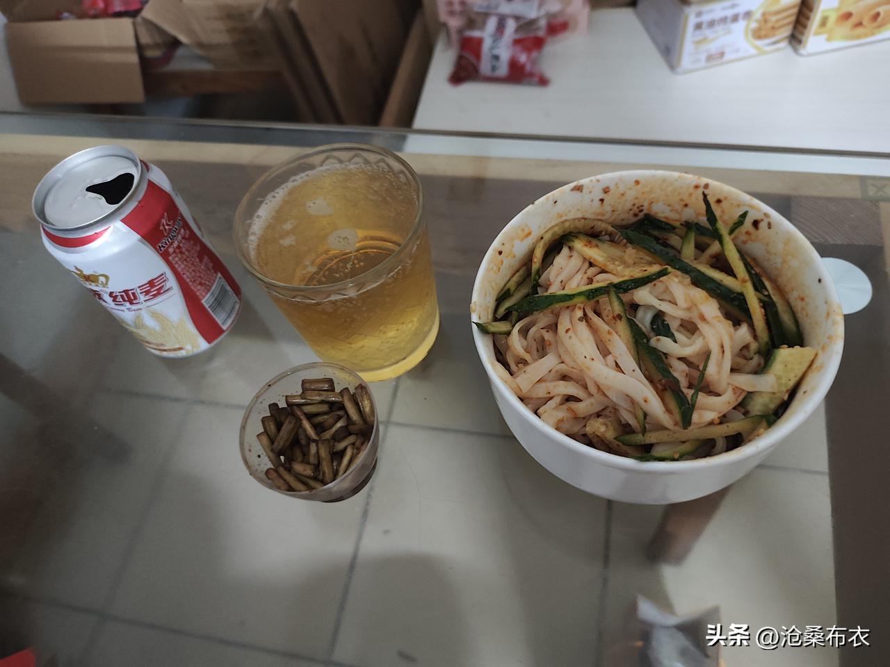 晒图笔记大赛6月27日晚22下班，今晚吃凉皮有黄瓜丝，按说应该好吃，可是我把配的