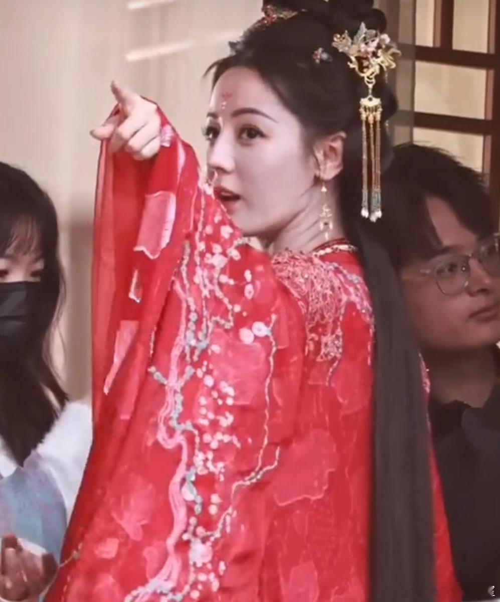 #迪丽热巴陈飞宇慕胥辞婚服路透# 热巴现在颈纹真的好明显，剧后期估计要多加点班了