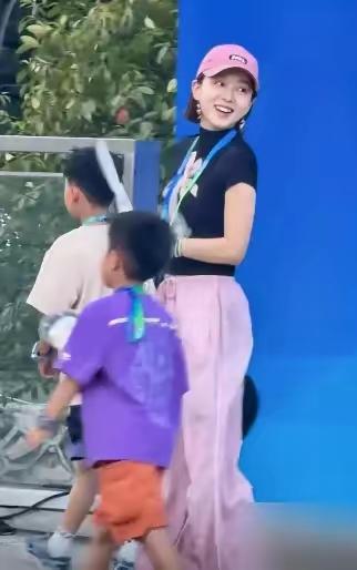 马龙的妻子，夏露陪伴两个可爱的儿子去出游。马龙同框 马龙聚餐好去处 马龙出海 女