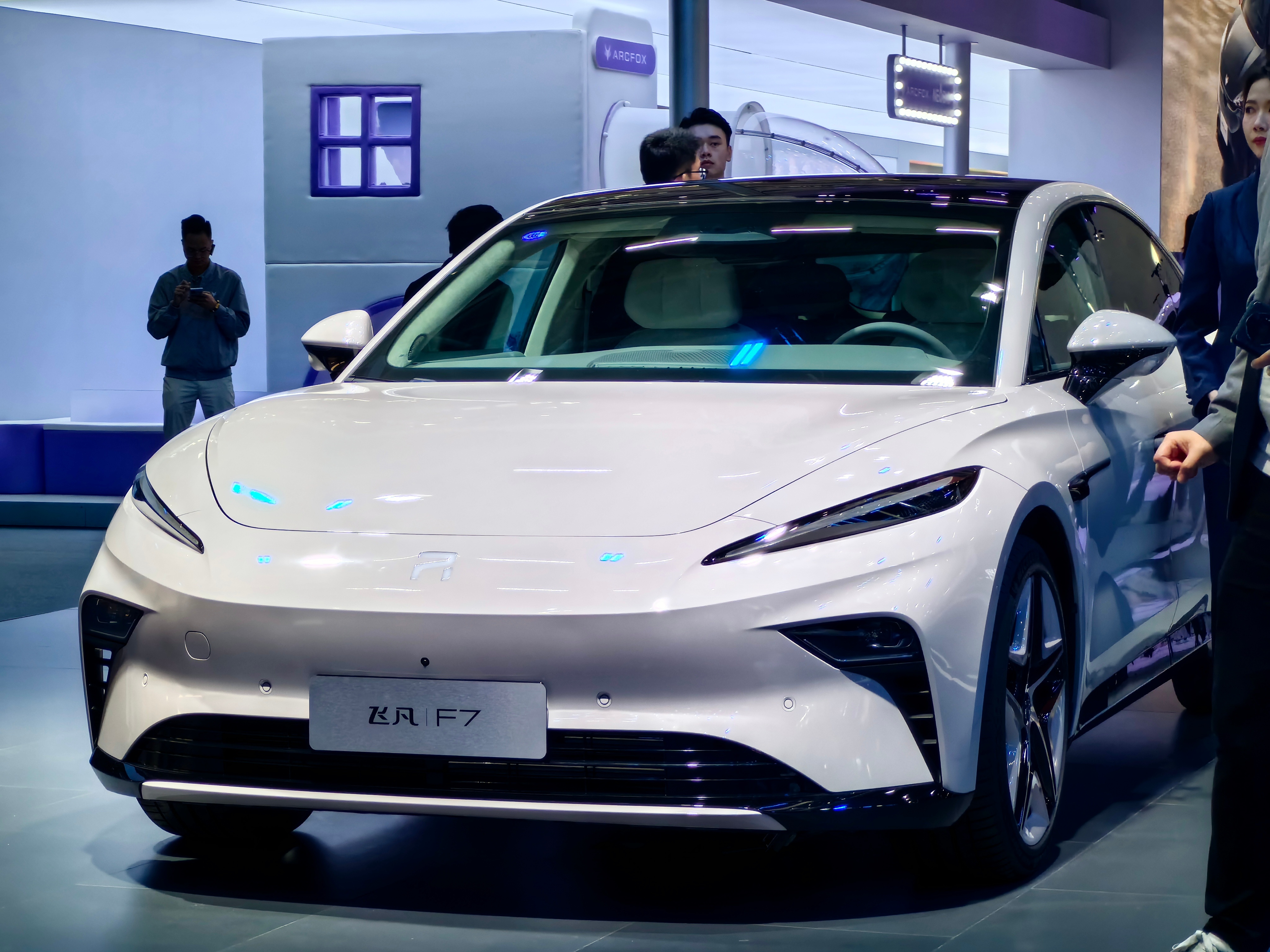 飞凡 F7和飞凡R7路过看了一眼通过在展台实际感受R7的真车以及和销售员沟通，上