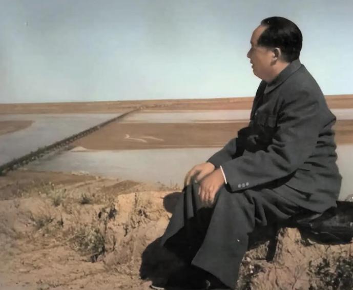 毛主席刚刚去世那几年，社会上各类公知刮起了一阵妖风，说毛主席大搞个人崇拜，这纯是