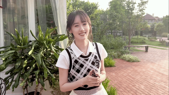 袁冰妍完全可以演白衣校花与大长腿的番外，阮清恬的学姐校园故事！[舔屏] ​​​
