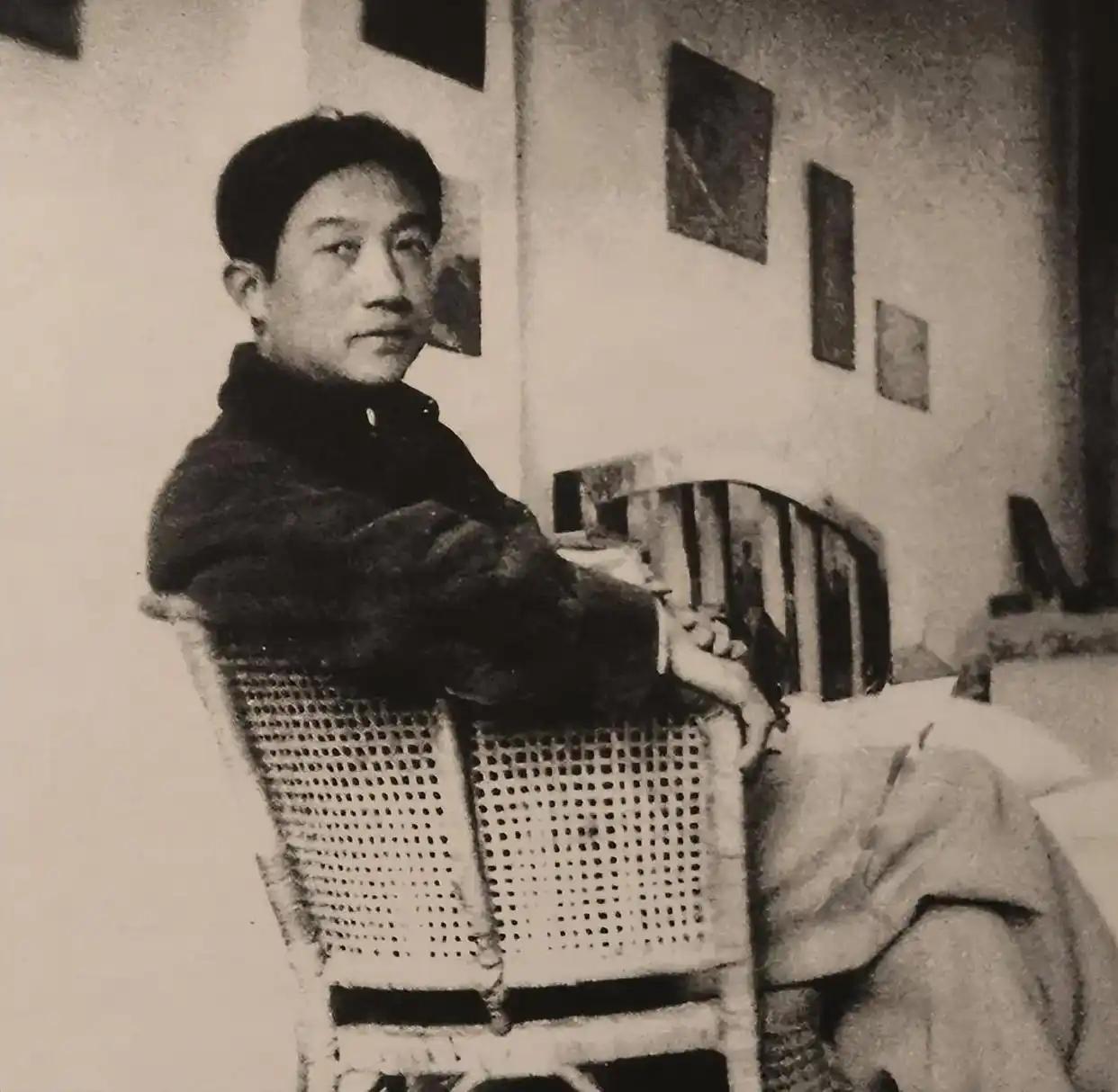 1912年，徐悲鸿被迫娶村姑为妻。新婚夜，他嫌弃地把妻子扑倒在床。不久后，妻子怀