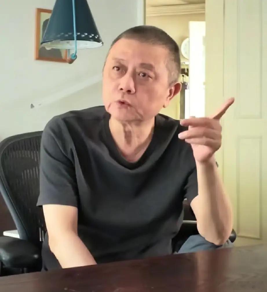67岁一身毛病的王朔最近展示了家里的冰箱，冻柜里都是他爱吃的脆皮巧克力冰棍，他还