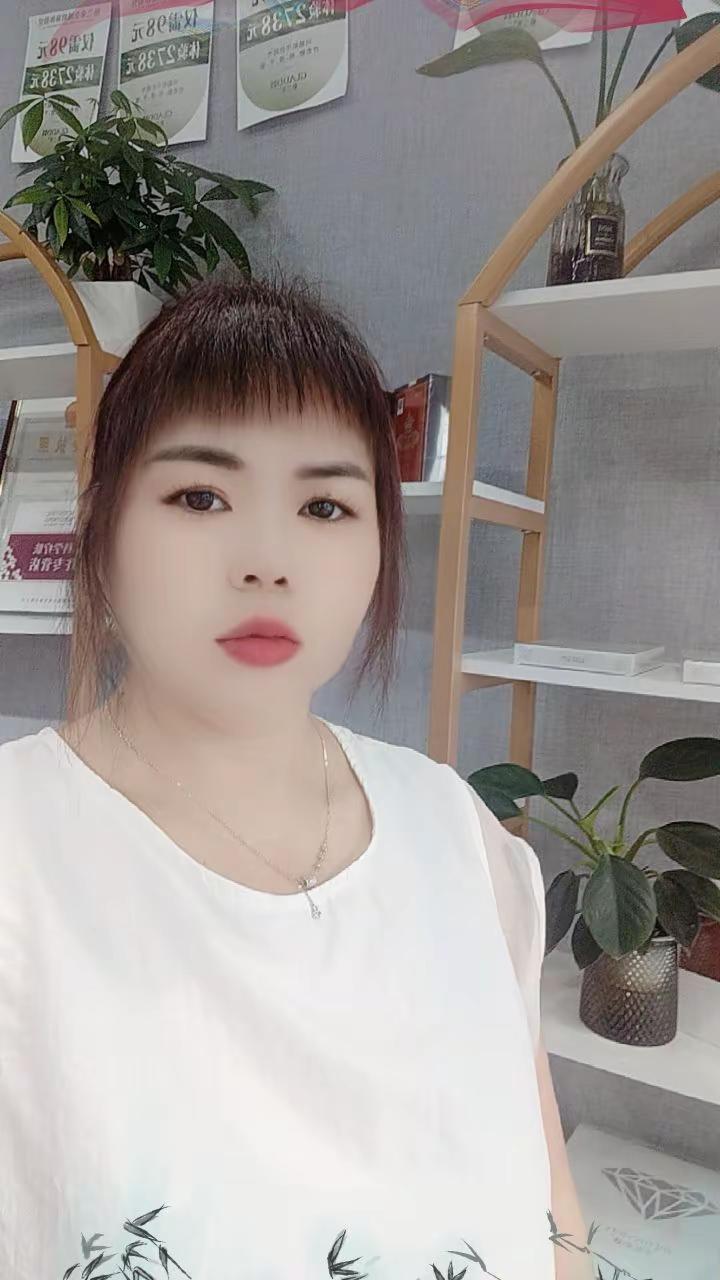 爱臭美的老太婆，又出来冒个泡