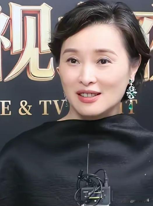 我发现，

吴越年纪越大反而越美，真的好奇怪,有些人年轻时时候一看确实姿色平平，