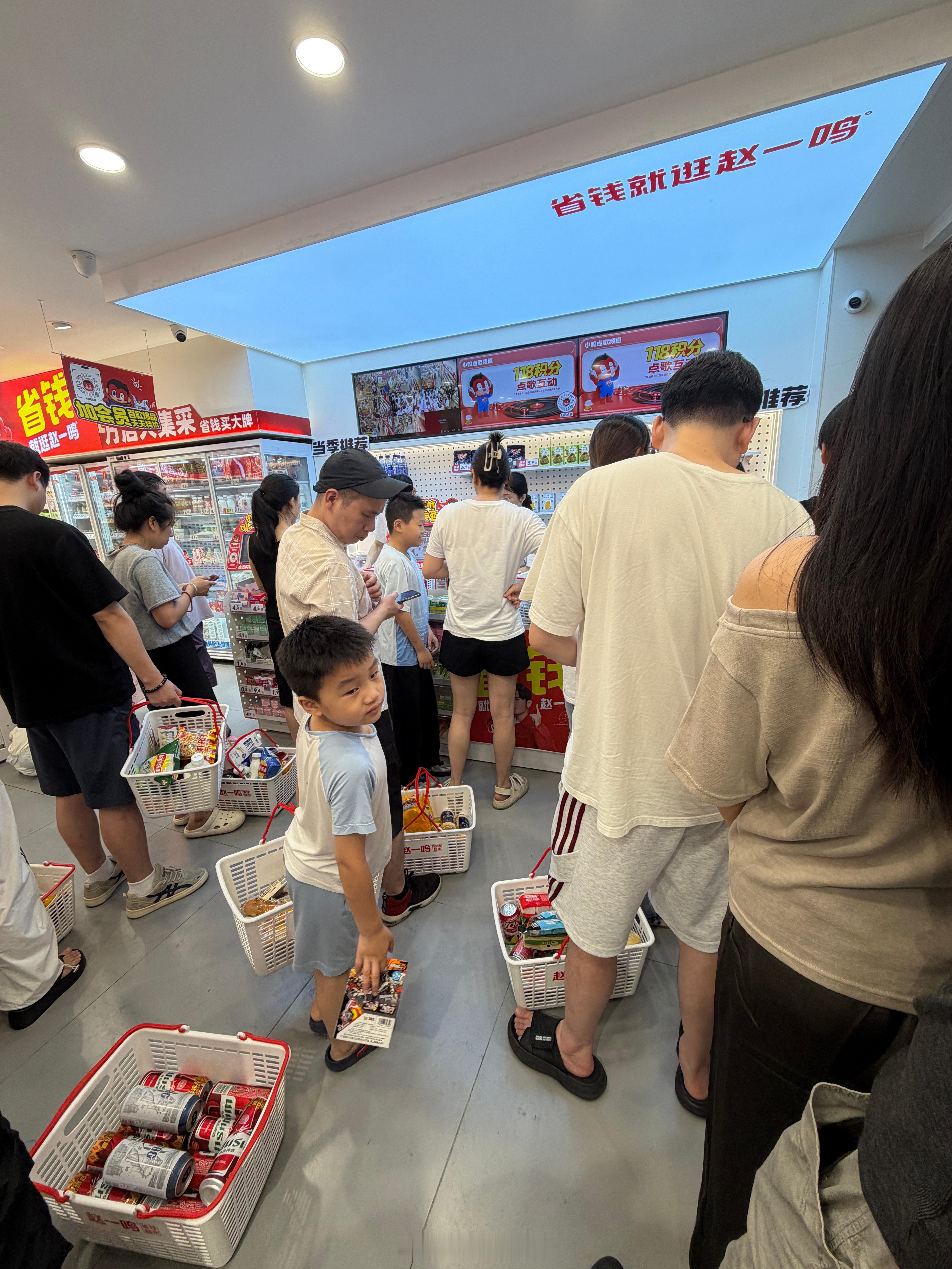 现在零食店遇到会员日，真是买单都要等很久