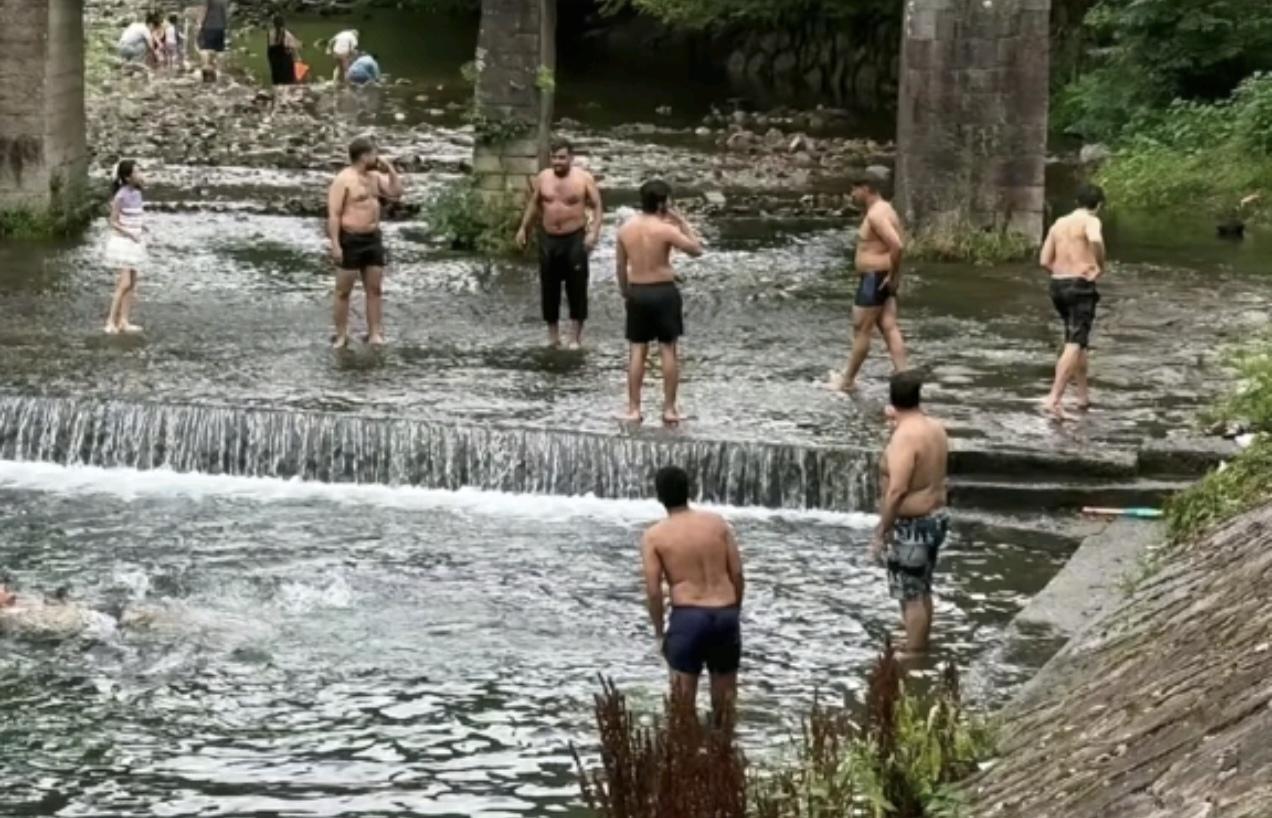 印度人组团在绍兴户外泡澡，这个见到水就泡澡的习惯不知道何时能改。

这么清澈的水