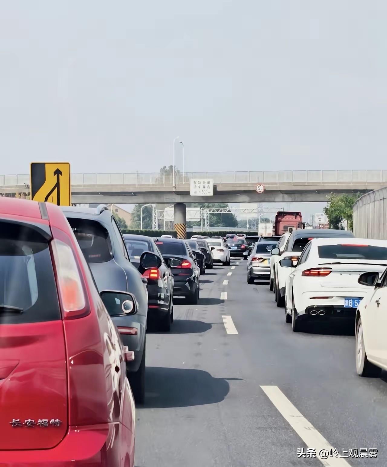 高速上跑了七天，我瞧出个门道。副驾十有八九坐的是老婆，开车的男人十个有八个板着脸