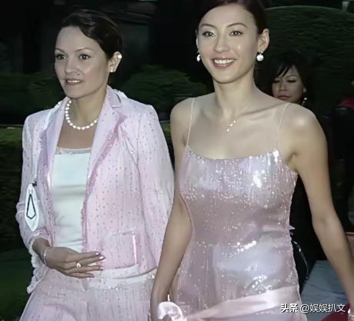 张柏芝与父母合照，完全遗传父母优点所长，美的令人窒息。