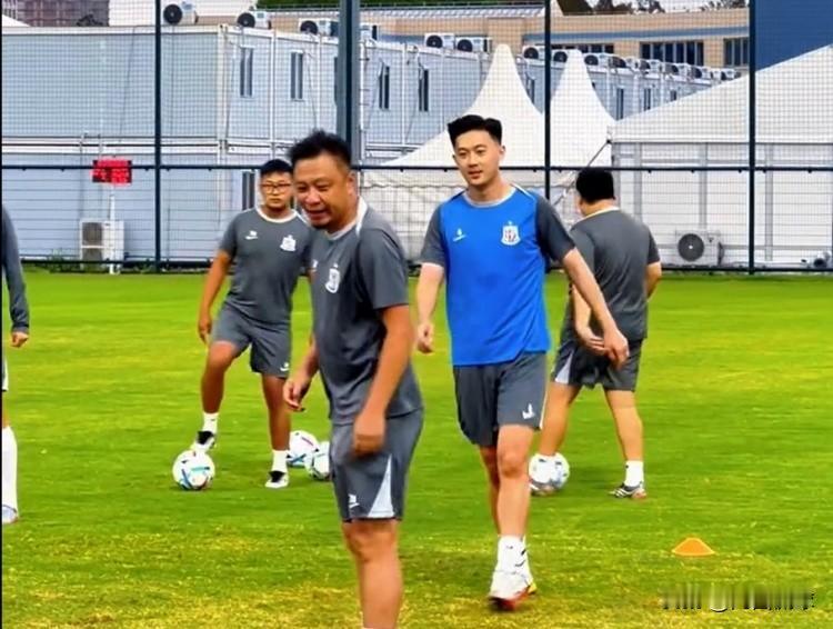 好消息：中国国家队和上海申花双料主力中卫蒋圣龙已经恢复训练，未来有望复出。
坏消
