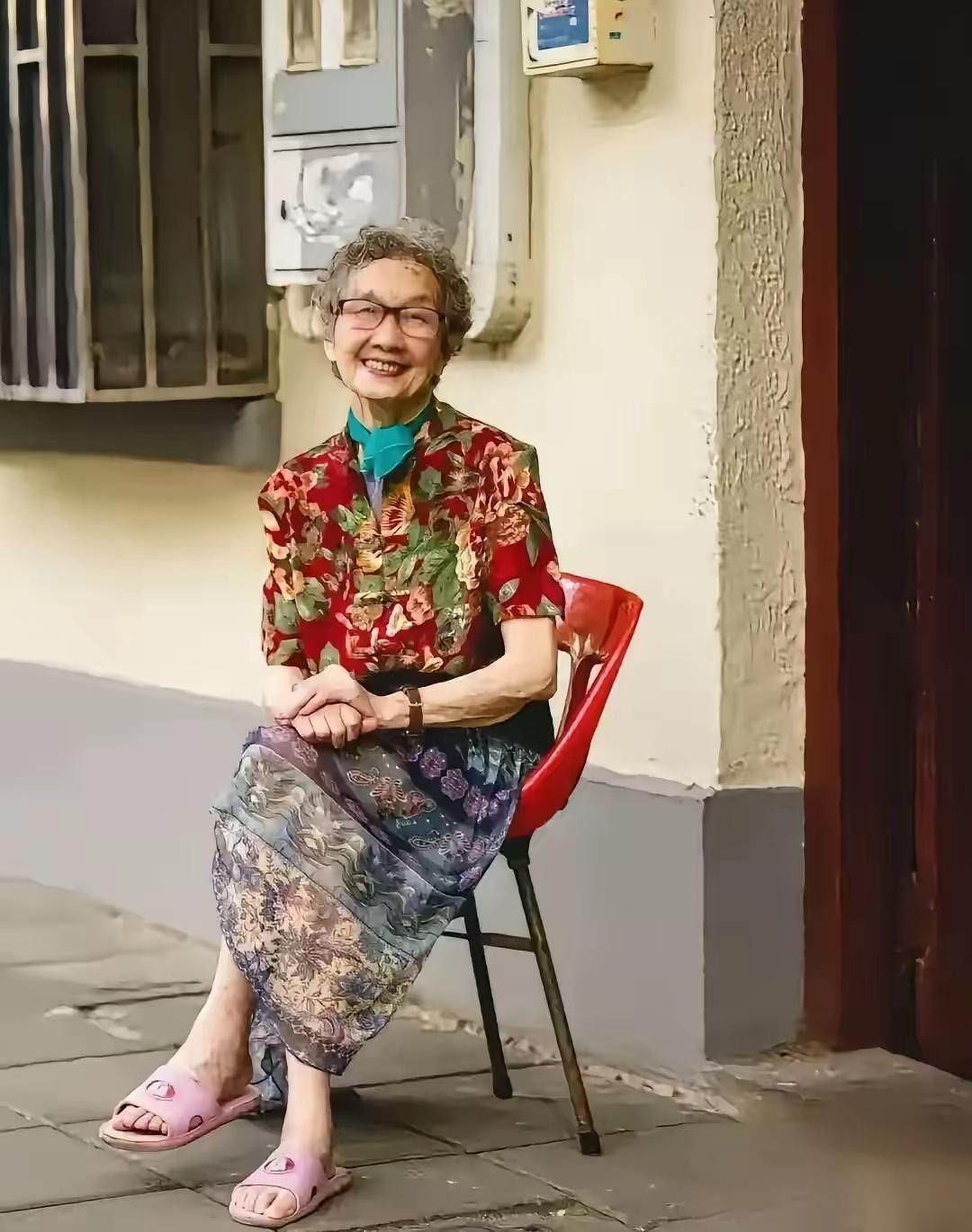 同样的年纪，别样的人生；同样的花色衣裳，为何差距如此之大？
不得不承认，气质是源