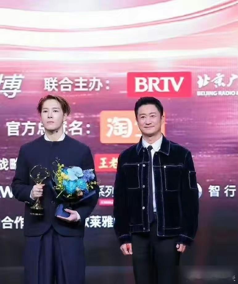 吴京，正式官宣吴京高调官宣了一件大事，他郑重的宣布王嘉尔将加盟献唱电影唯一主题曲