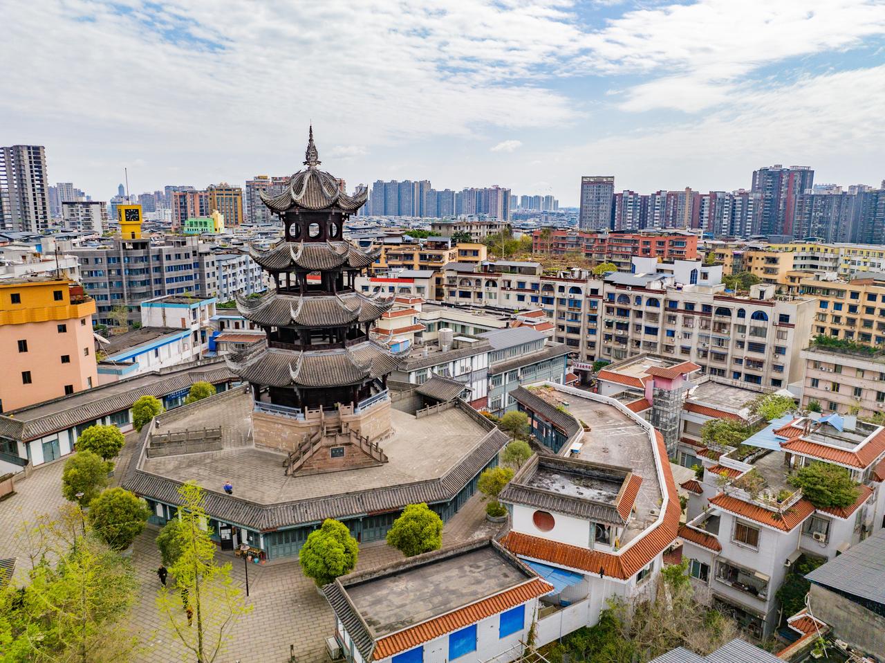 眉山市仁寿县位于成都的正南方向，因其得天独厚的地理位置，不仅是川中地区的交通枢纽