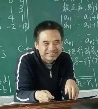 有次，哈理工开学第一天，有新生投诉说，食堂里进了个锅炉工大爷在舔盘子，实在是太影