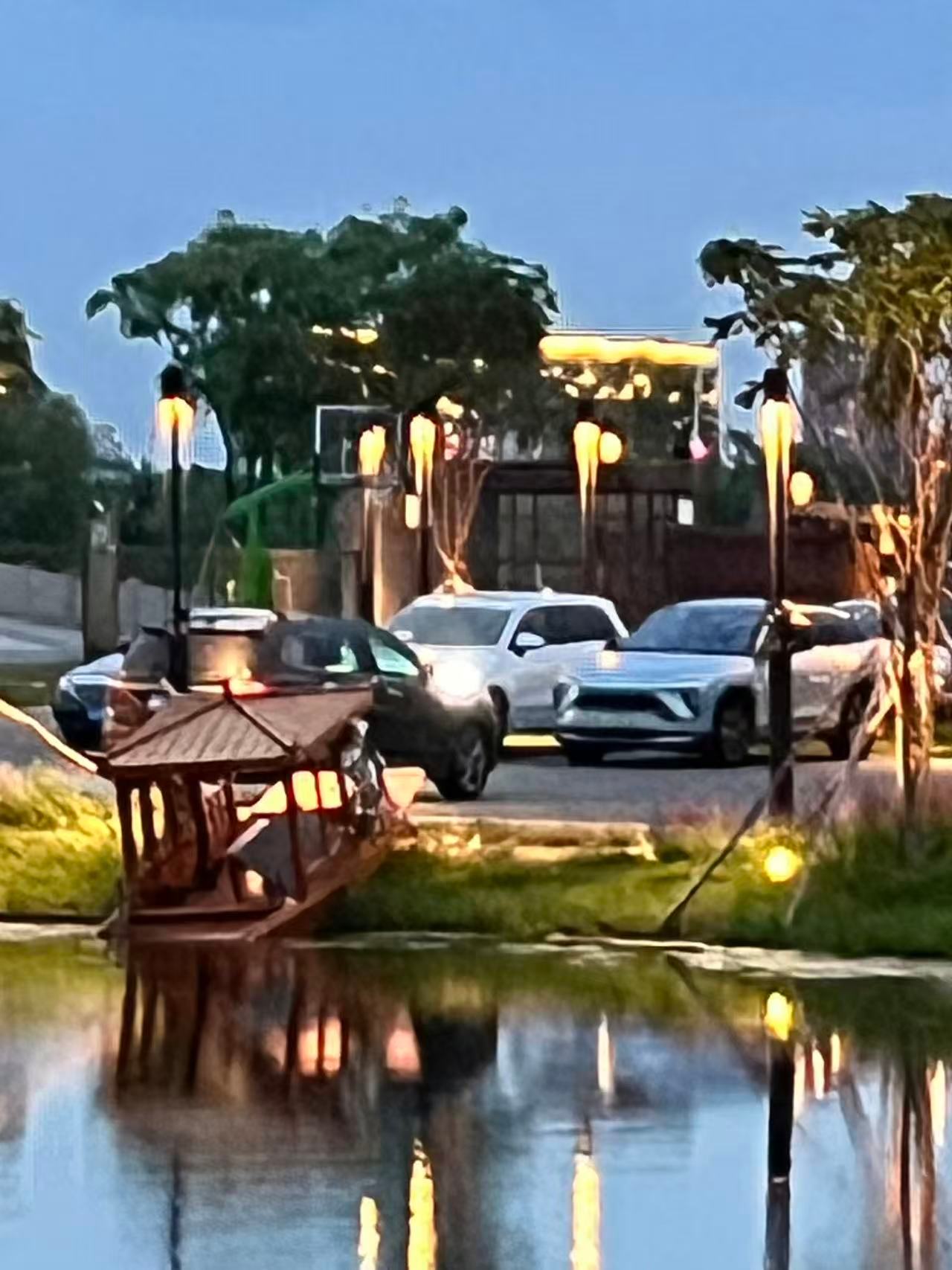 昨天办完入住停完车就在酒店玩，晚上吃完饭小虾到处都找不到车钥匙在哪，甚至去鱼塘里