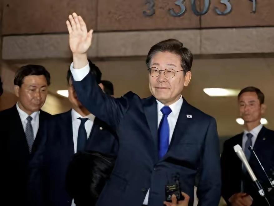 3月16号，韩国总统李在明的支持率，连着两周一路猛涨，直接冲到了60.3%，稳稳