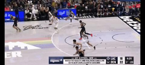 快船连续两个扣篮将比分追平
今天快船在客场挑战掘金，首节结束，快船以27-35落