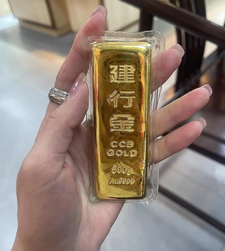 昨天前天买黄金的人，
现在估计脸都已经笑烂了吧，
7月3日，金价从899一克飙升