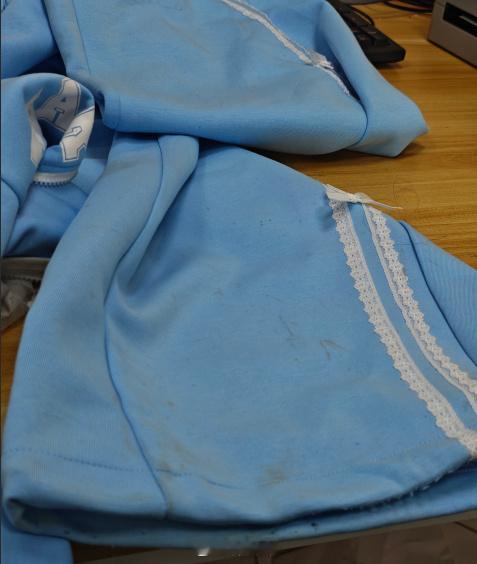 演出服遭集体退货家属称表演取消学校活动圆满成功结束，学生高兴表演完，商家含泪帮学