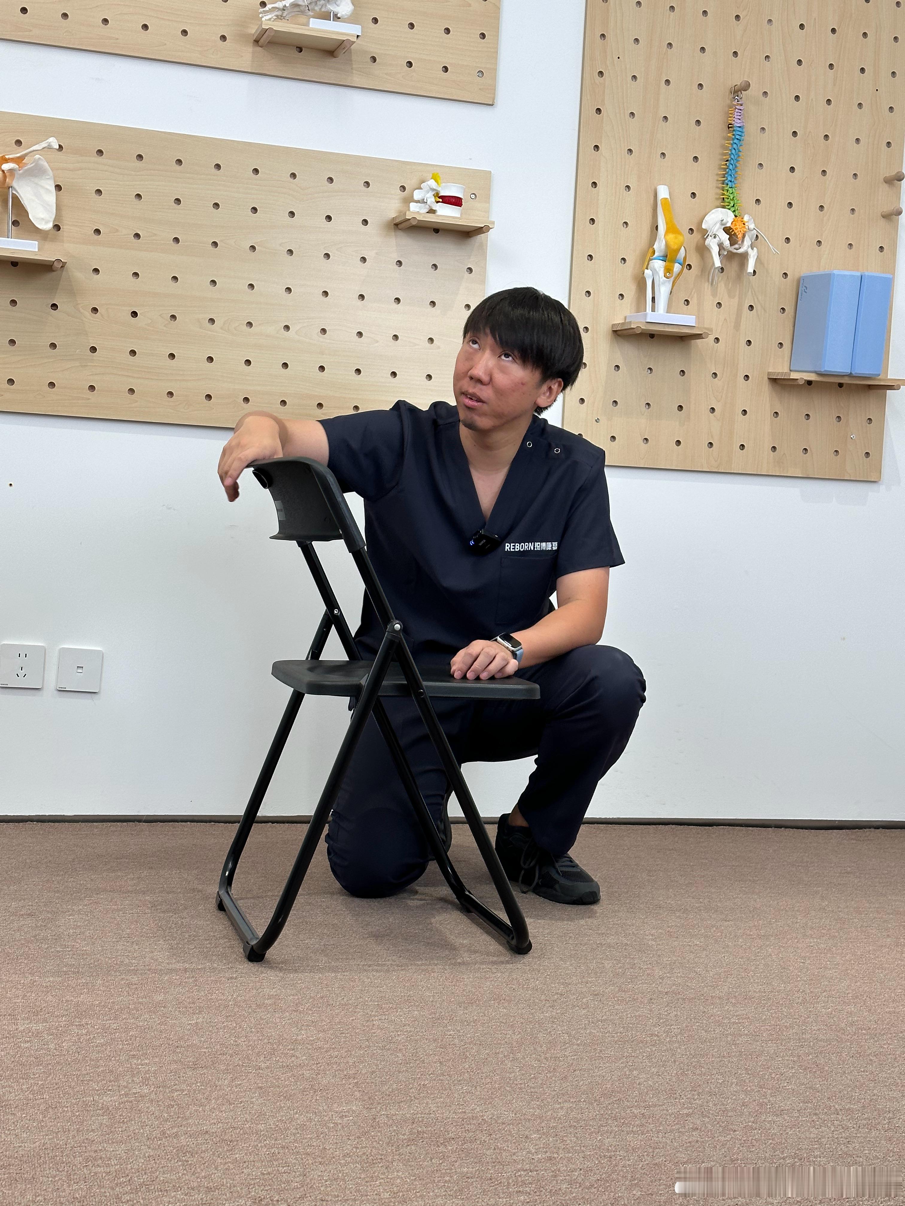 #坐姿# 每次拍调整坐姿的视频，感觉自己都像一个带货小哥[允悲][允悲]话说，你