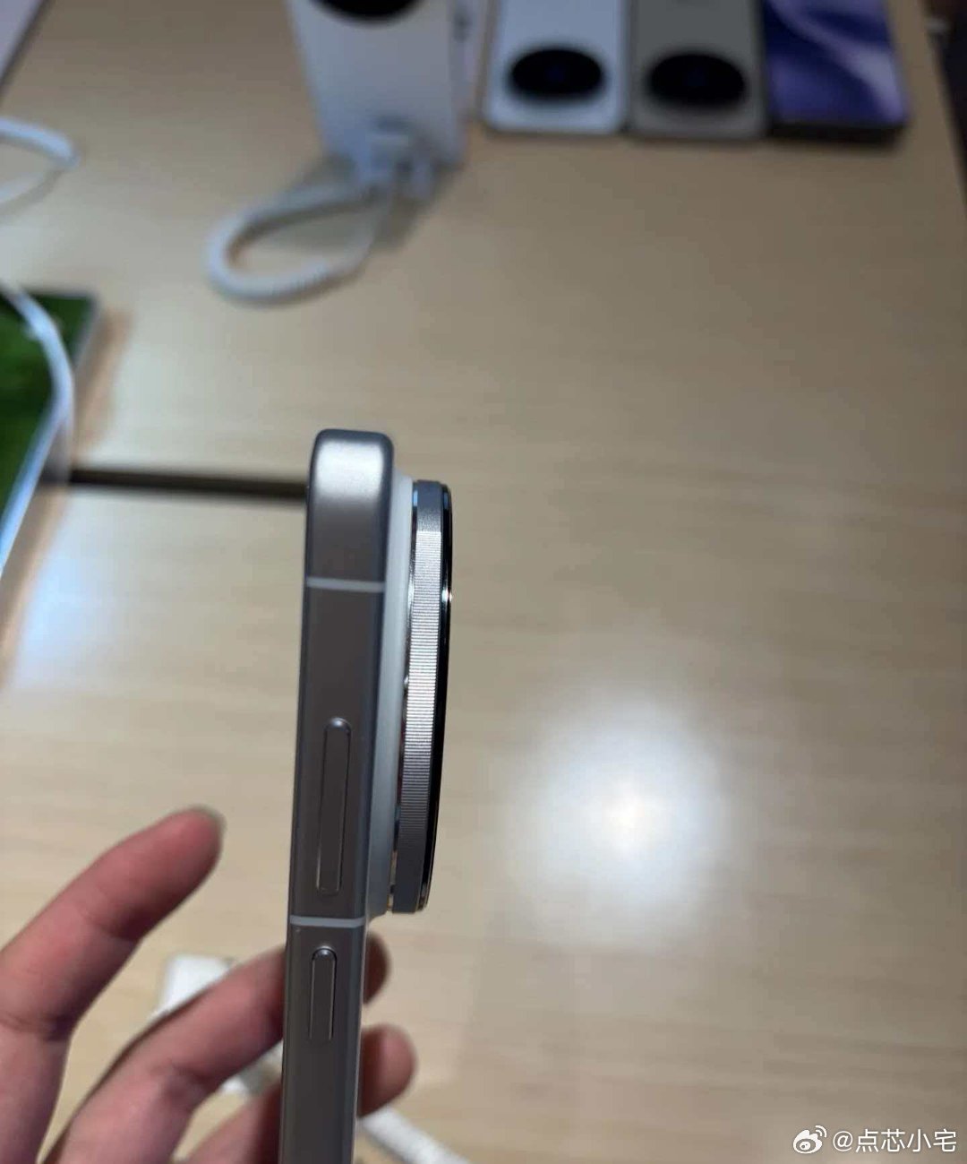 真的接受不了vivo的摄像头的大凸起，又割手又超重。哪怕拍照性能再强也丝毫没有欲