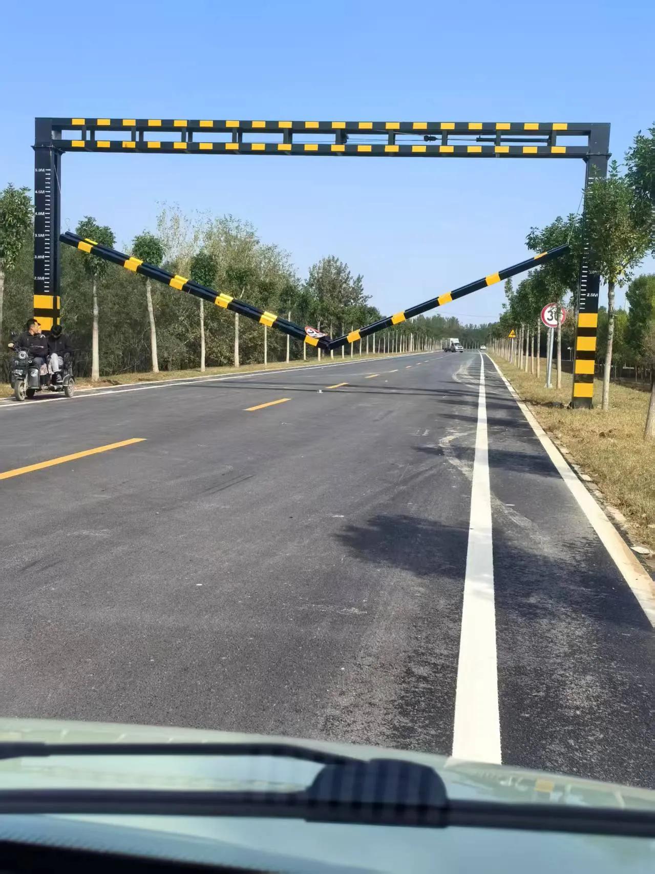 车刚开到这里，这限高杆就掉下来了。还好有惊无险。