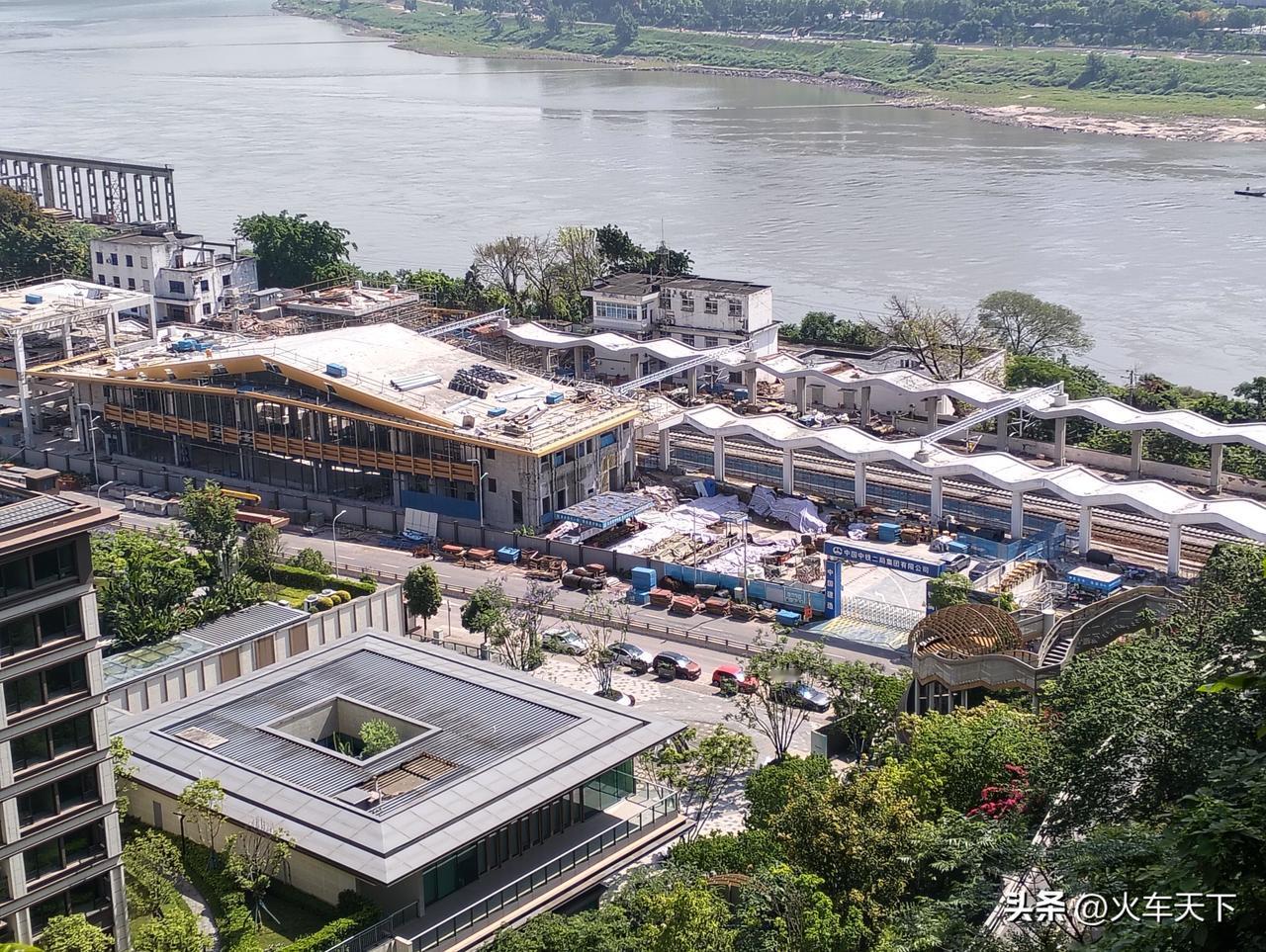 成渝铁路江津到重庆段改造增建复线，这段将来要开行市郊列车，原来的大渡口站改造重建