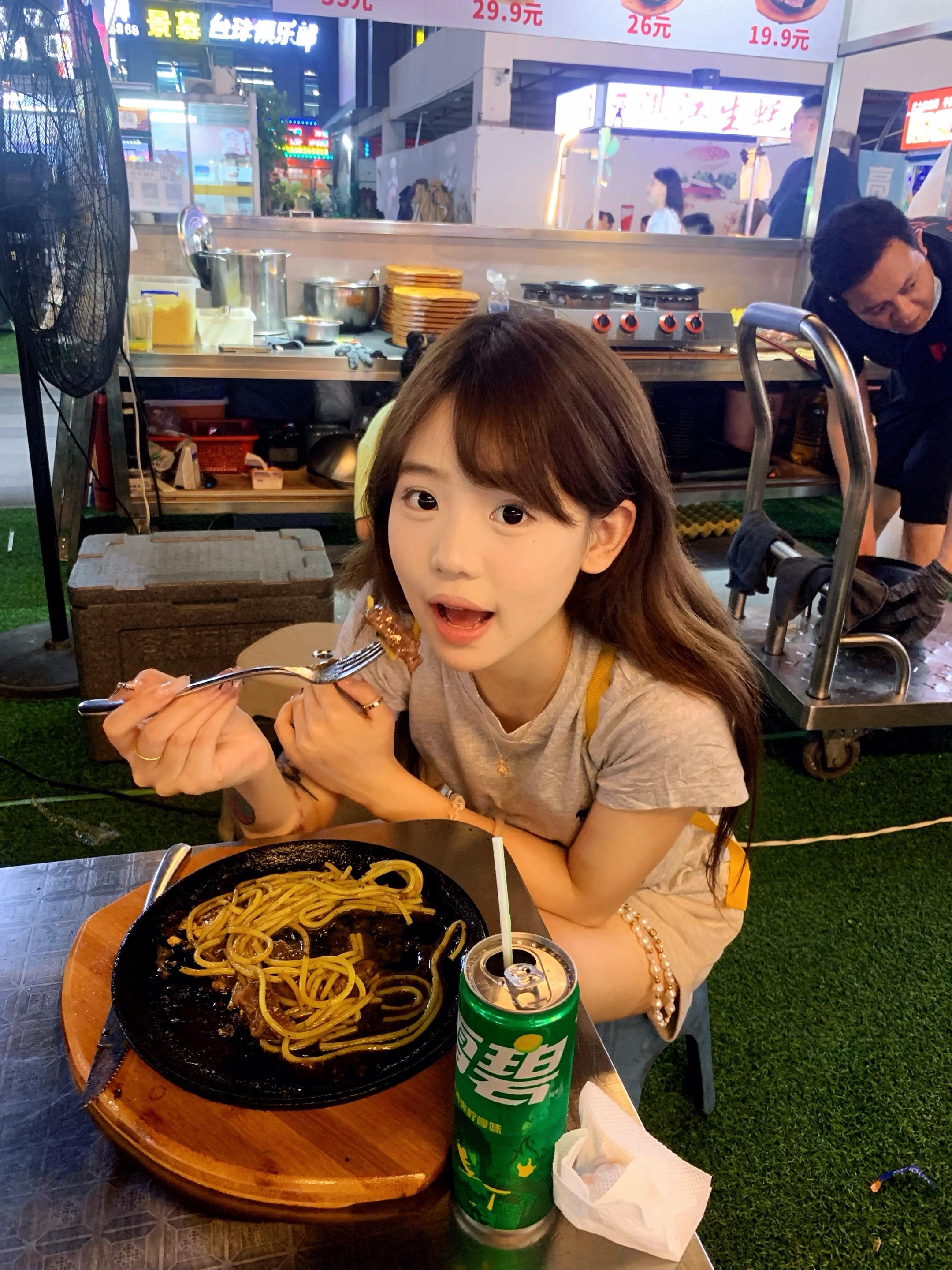 只要是和你 吃路边摊 我都觉得我是全世界最幸福的