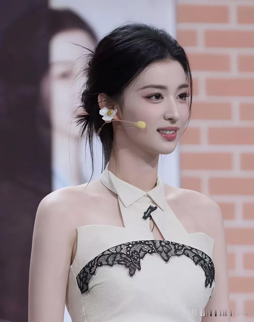 这是一个比刘亦菲耐看的女演员 ，颜值也太惊艳了，她很美，美若天仙，眉眼精致、身材
