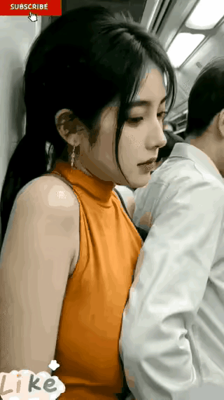 挤地铁的“渡劫感”也太真实了！
尤其是早高峰被推着进门时，
感觉自己像被

揉皱