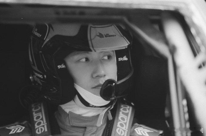 黄景瑜扣子想开了不怪扣子想开，是黄景瑜身材太有料根本藏不住啊，黄景瑜那粒扣子承受