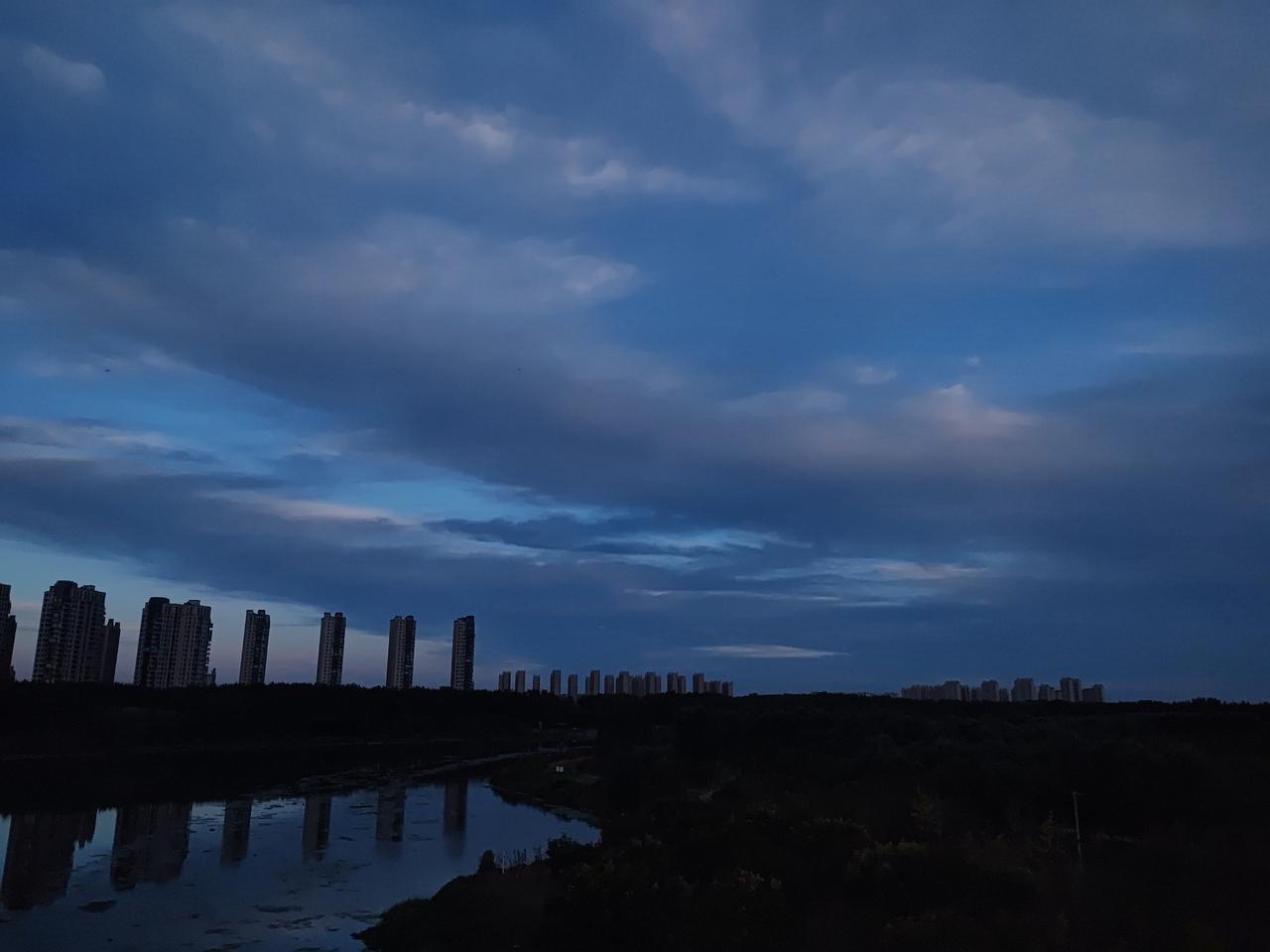 上周六傍晚骑电动车沿江晃悠，误打误撞撞见了瓯越大桥的日落。