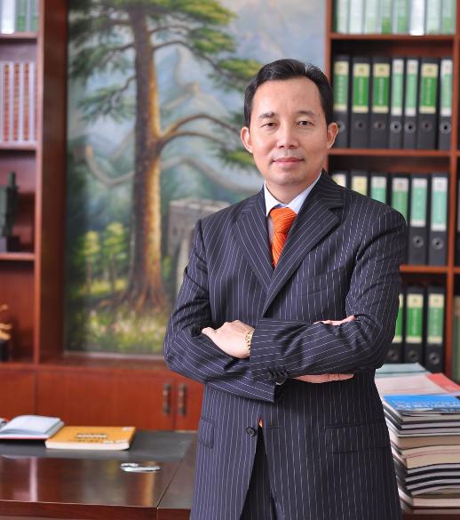 黄德满花3000元接手了一家资不抵债的宾馆，改名维也纳酒店，经营之初酒店没有客户