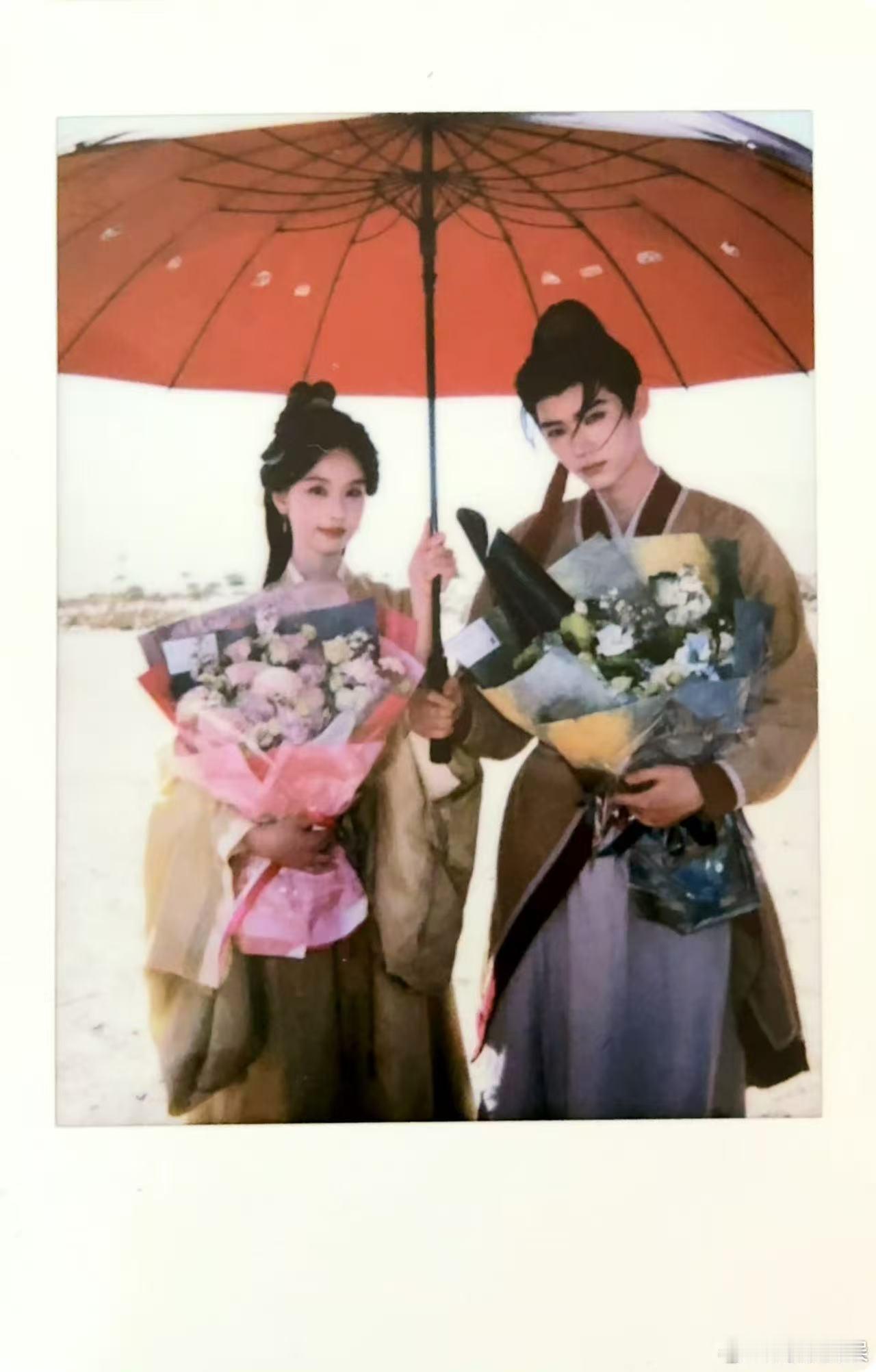 陈都灵周翊然杀青拍立得陈都灵周翊然翘楚拍立得陈都灵周翊然杀青拍立得，好看， ​​