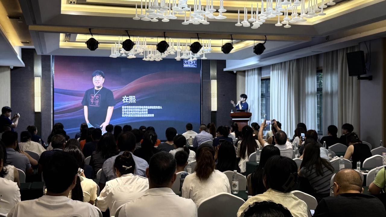 相信越来越多的房县新农人，将通过短视频、直播间，把家乡好产品卖出好价钱，让房县特