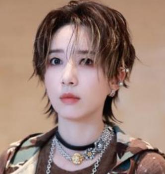 在《说唱巅峰对决2026》最新一期中，攀登区Rapper李斯丹妮首战告捷。
她携