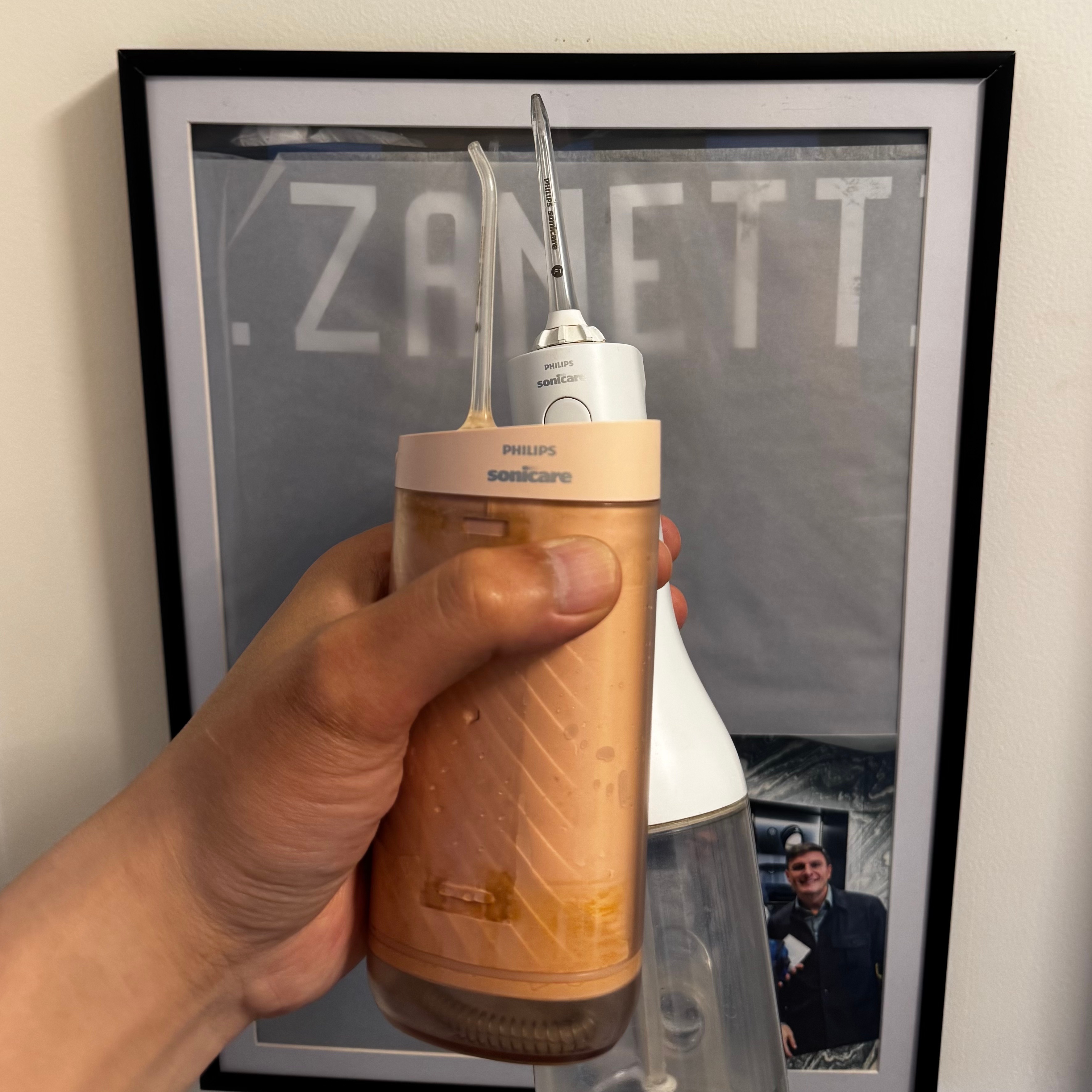 我记得很早之前在某乎刷到过一个贴子，大概说的是：很多电视厂商，为了避免自家的电视