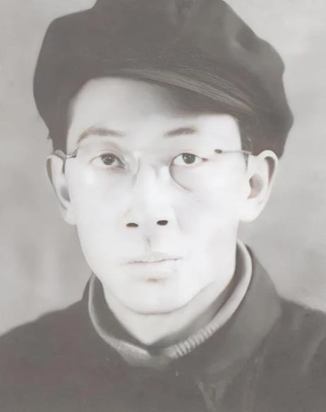 1950年，大汉奸张景惠走进战犯管理所，却看见同为汉奸的儿子穿着军装站在门口。他