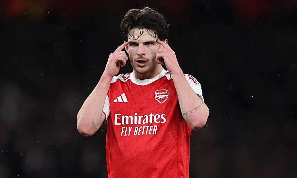 你敢信？16岁73天的小孩替补上场，踢碎英超21年纪录，还救了被骂上热搜的萨卡！