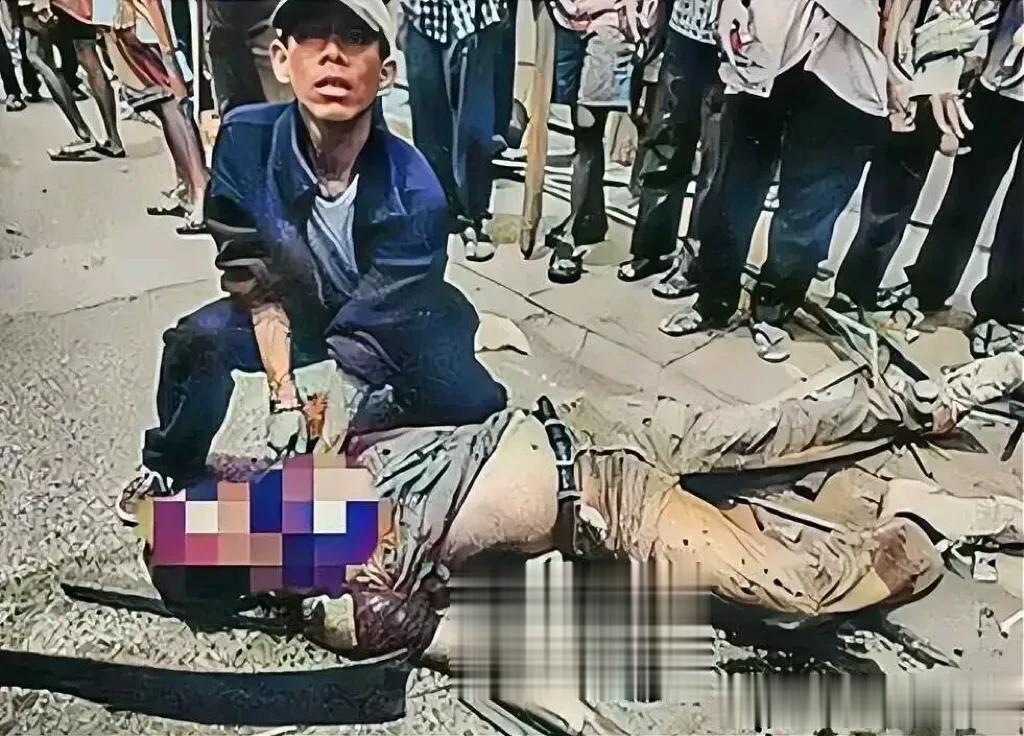 1965年，印尼排华大屠杀时，一个手无寸铁的华人在街头被当地土著残忍的杀害时得场
