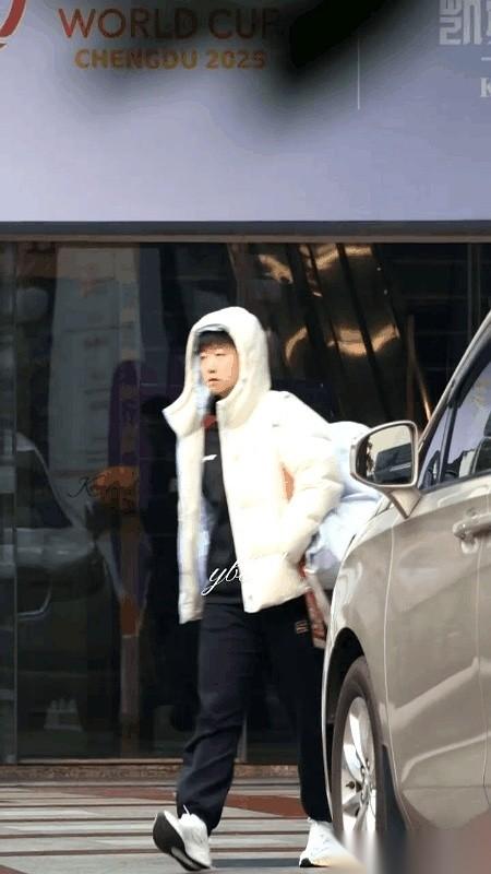 山呼海啸。
就为了看两个人，从一扇门里走出来。
那个瞬间我突然就懂了。懂了为什么